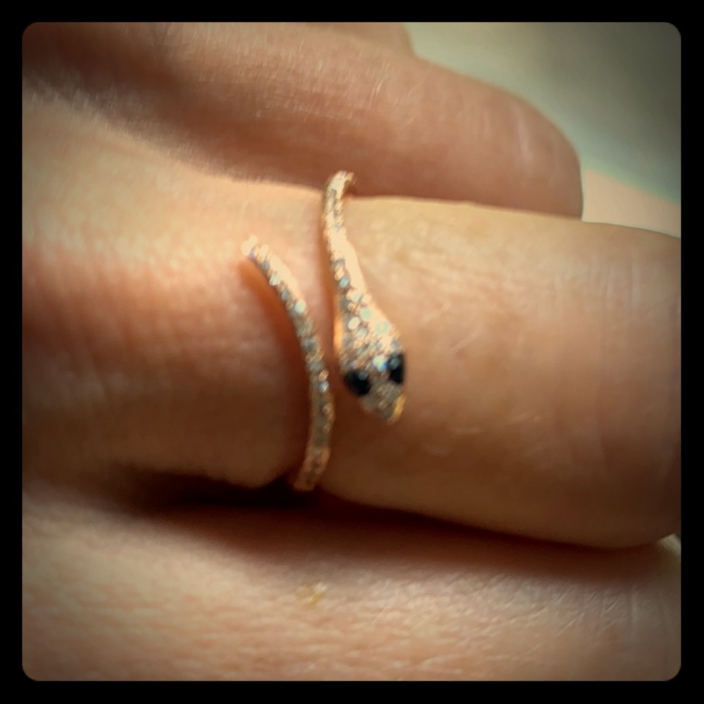 Stunning 18k gold and diamond snake ring